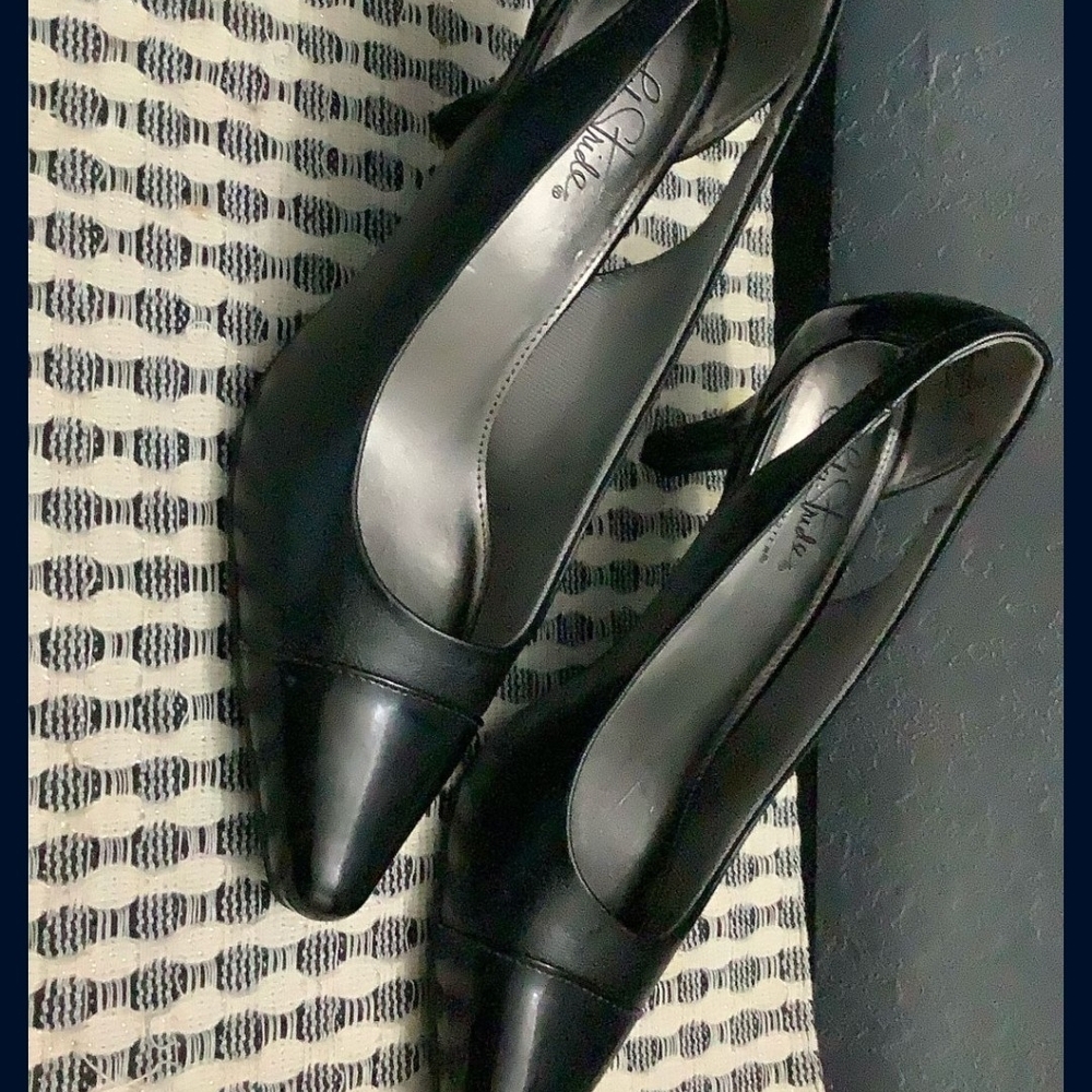 Chic Black Slingback Heels